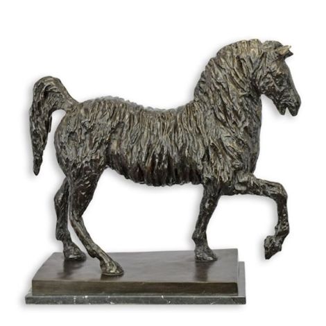 Cal la trap-statueta din bronz pe un soclu marmura