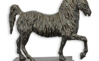 Cal la trap-statueta din bronz pe un soclu marmura