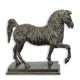 Cal la trap-statueta din bronz pe un soclu marmura