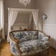 Sofa Rococo  din lemn masiv cu tapiterie creton