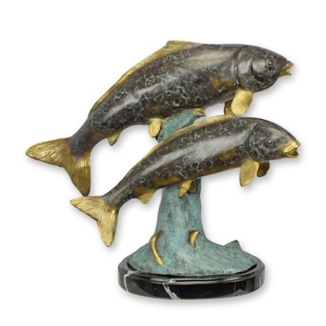 Pesti koi-statueta din bronz pe un soclu din marmu