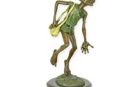 Goblin semanand-statueta din bronz cu un soclu din
