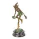Goblin cu o frunza-statueta din bronz 