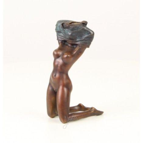 Nud-statueta din bronz pe un soclu din marmura