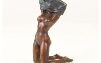 Nud-statueta din bronz pe un soclu din marmura