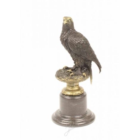 Vultur-statueta din bronz pe soclu din marmura