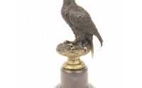 Vultur-statueta din bronz pe soclu din marmura