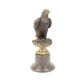 Vultur-statueta din bronz pe soclu din marmura