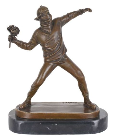 Aruncatorul de flori-statueta din bronz