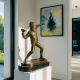 Aruncatorul de flori-statueta din bronz 