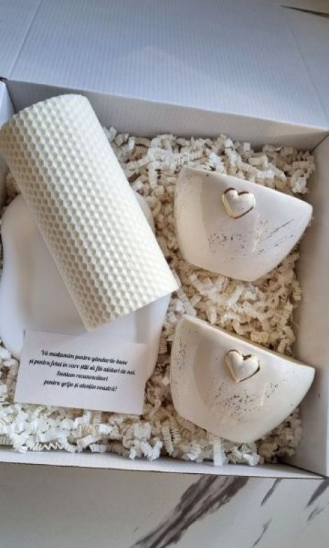 Honey bee and mugs gift box