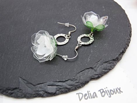 Cercei handmade flori albe verzi plastic reciclat