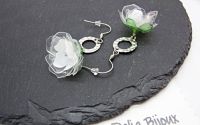 Cercei handmade flori albe verzi plastic reciclat 