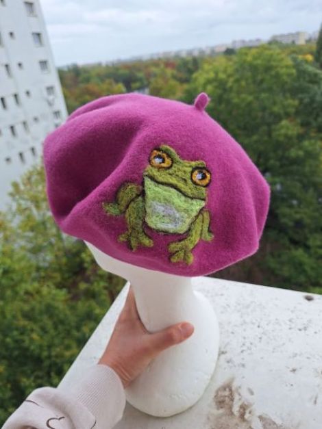 Bereta roz cu broscuta