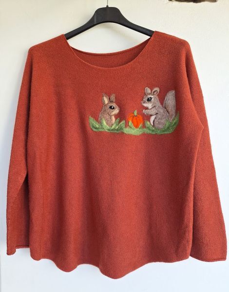 Pulover de poveste cu veverita si iepuras