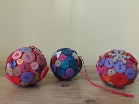 glob decorat cu nasturi