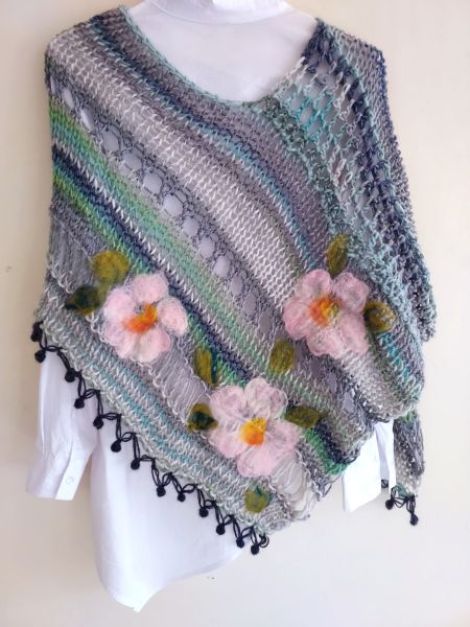 Poncho tricotat impaslit cu flori de lana merinos