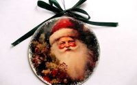 glob pe lemn cu mos craciun