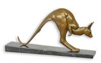 Cangur-statueta din bronz cu un soclu din marmura