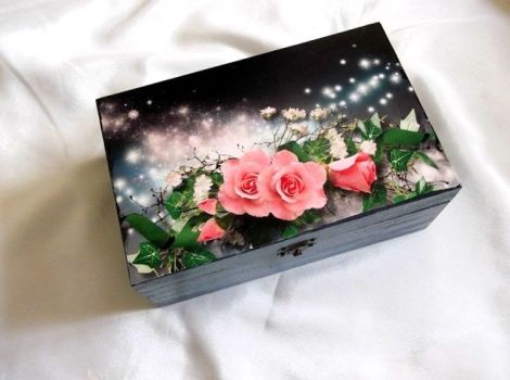 cutie lemn cu model floral 