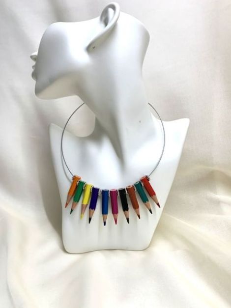 Colier handmade din creioane colorate  