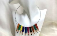 Colier handmade din creioane colorate  