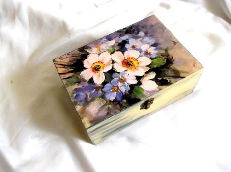 cutie lemn cu model floral