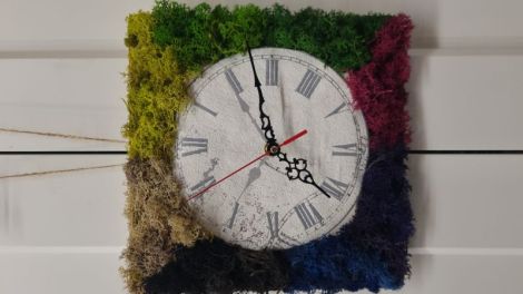 Ceas din licheni naturali un decor unic si modern