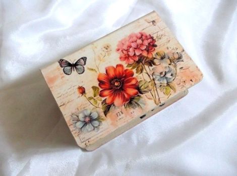 Cutie din lemn tip carte cu flori 