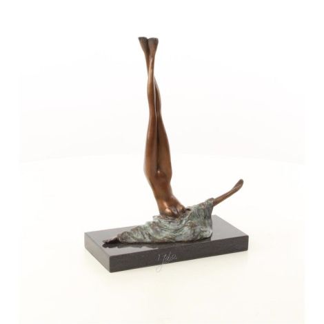 Camuflaj- statueta nud din bronz pe soclu marmura