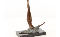 Camuflaj- statueta nud din bronz pe soclu marmura