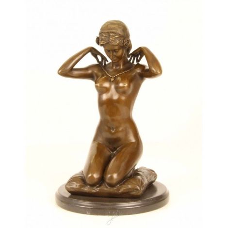 Colier nou-statueta din bronz pe un soclu marmura