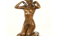 Colier nou-statueta din bronz pe un soclu marmura