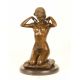 Colier nou-statueta din bronz pe un soclu marmura