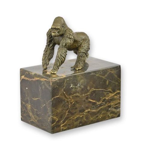 Gorila-statueta din bronz cu un soclu din marmura