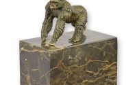 Gorila-statueta din bronz cu un soclu din marmura