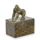 Gorila-statueta din bronz cu un soclu din marmura