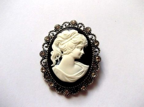 brose camee cu strasuri