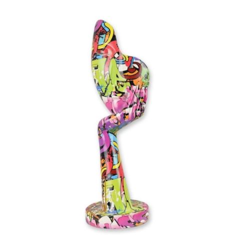 Chip sprijinit in mana-statueta din rasini