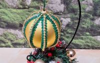Aranjament cu glob auriu 