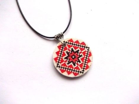 colier lemn motiv traditional