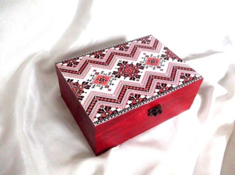  Cutie lemn decorata cu motiv traditional 