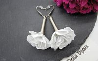 Cercei handmade trandafiri albi din plastic recicl