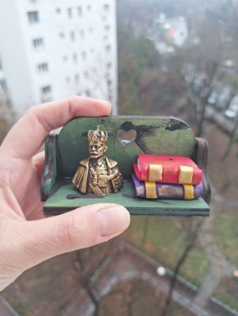 Magnet raft cu carti si bust
