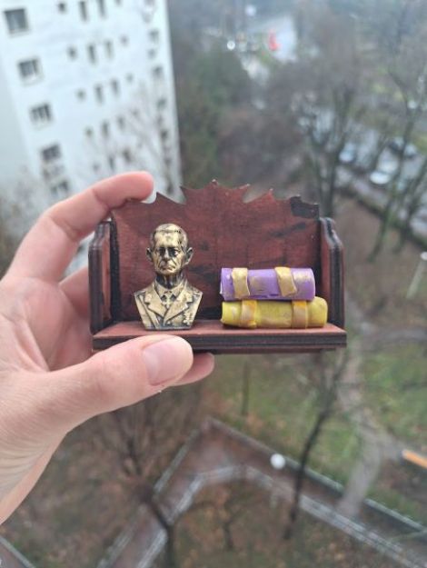 Magnet raft cu carti si bust