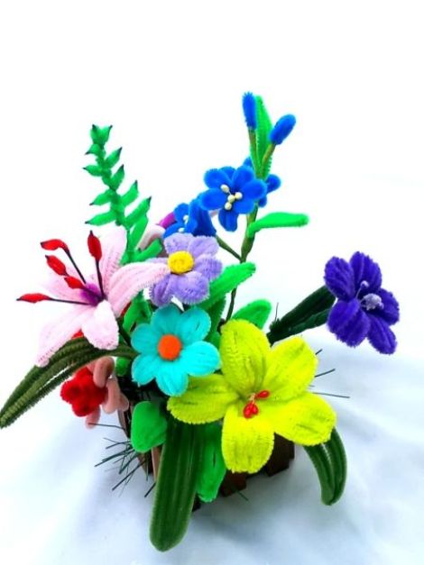 aranjament floral cu flori colorate 