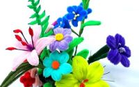 aranjament floral cu flori colorate 