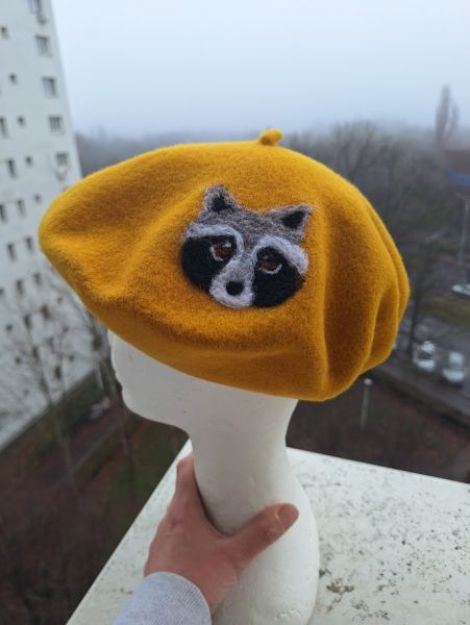 Bereta galbena cu raton