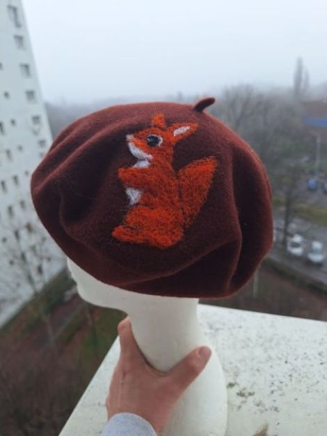Bereta impaslita cu veverita