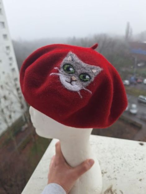 Bereta rosie cu pisica